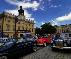 Klasyki motoryzacji na Rynku w Ostrowie Wielkopolskim