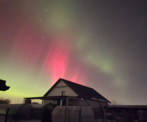 Niesamowite zjawisko nad Świętokrzyskim. Zorza polarna rozświetliła niebo!