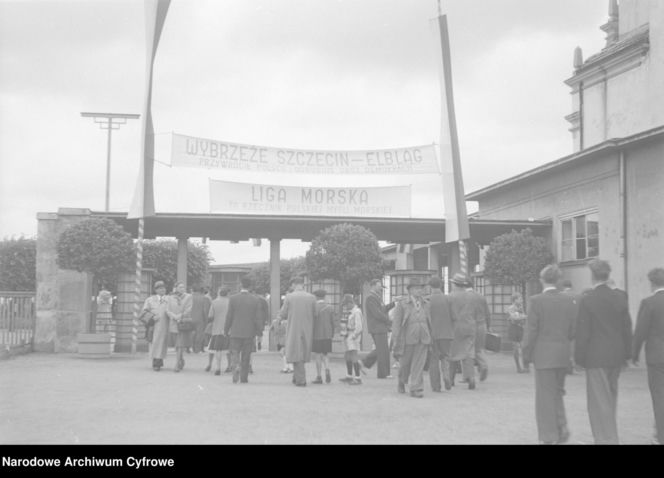 Molo bez szyldu i neonu