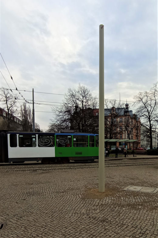 Nieestetyczny słup stanął na środku placu Grunwaldzkiego