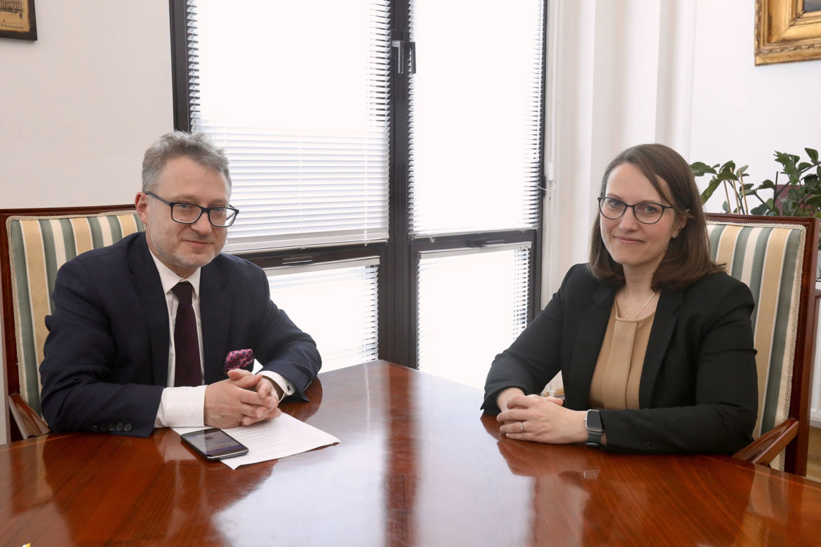 Wicenaczelny "Super Expressu" Hubert Biskupski w rozmowie z minister finansów Magdaleną Rzeczkowską