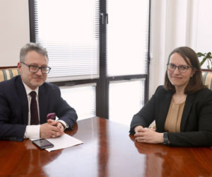 Wicenaczelny Super Expressu Hubert Biskupski w rozmowie z minister finansów Magdaleną Rzeczkowską