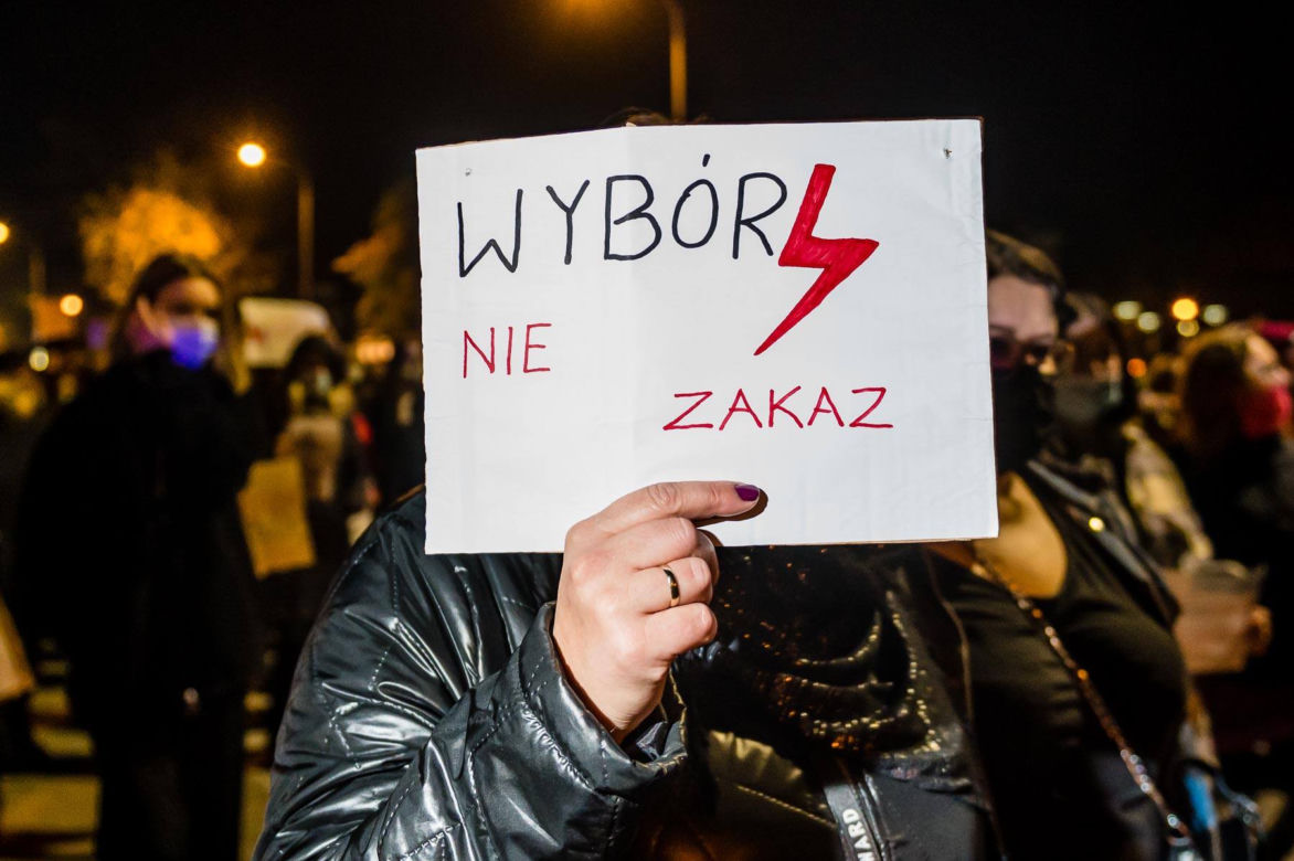 Ciągniki i kobiety pod biurem PiS-u. "BECZKA GNOJU już w drodze"