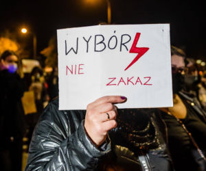 Ciągniki i kobiety pod biurem PiS-u. BECZKA GNOJU już w drodze
