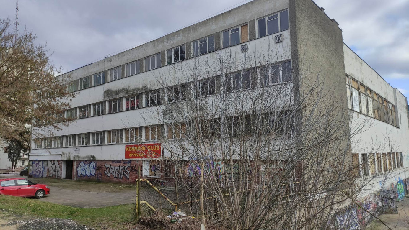 Uniwersam w centrum Torunia. Teren przestanie straszyć?