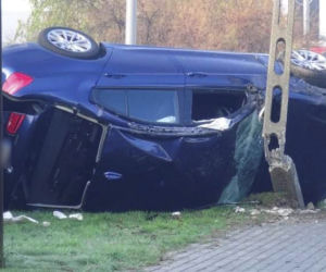 Policjanci dachowali nieznakowanym BMW! Dwóch funkcjonariuszy w szpitalu