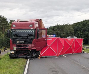 Audi odbiło się od ciężarówki i uderzyło w Mazdę. Jedna osoba nie żyje! 