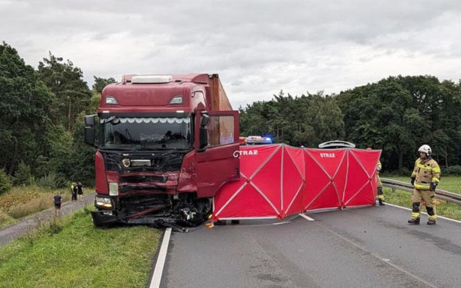 Audi odbiło się od ciężarówki i uderzyło w Mazdę. Jedna osoba nie żyje! 