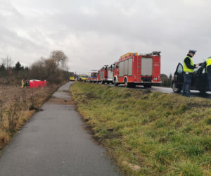 Dramat na drodze. Po dachowaniu auta nie żyje pasażerka. Kierowca trafił do szpitala 
