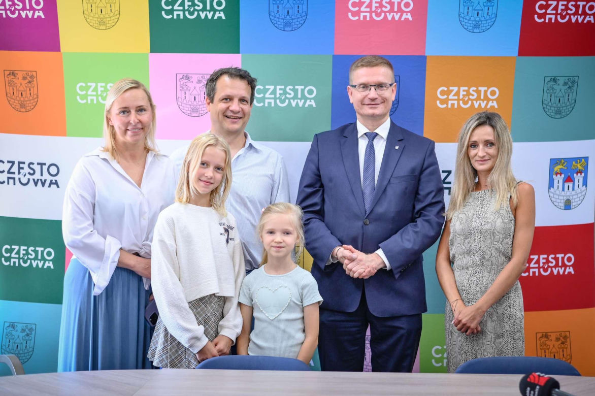 Pomysłowa akcja młodych częstochowianek. Sprzedawały własnoręcznie zrobiona biżuterię, aby pomóc schronisku