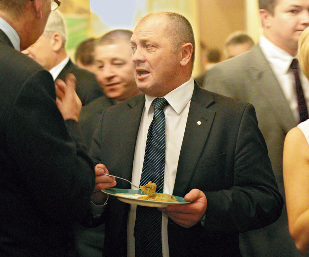 Sawicki pije za zdrowie wójta