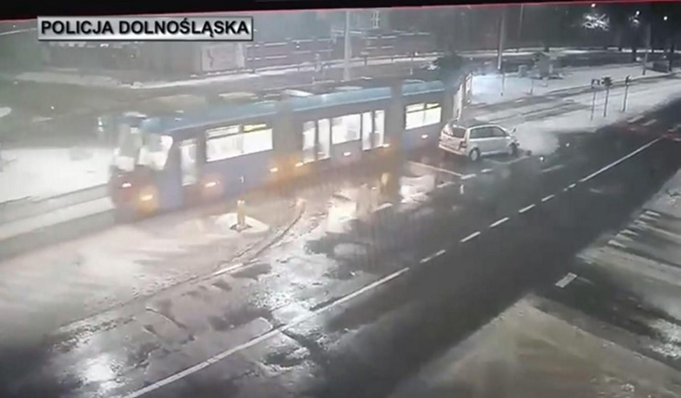Wrocław. Pościg zakończy zderzeniem z tramwajem. 34-latek z bagażnika nie żyje [ZDJĘCIA].