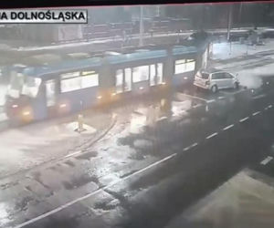 Wrocław. Pościg zakończy zderzeniem z tramwajem. 34-latek z bagażnika nie żyje [ZDJĘCIA].