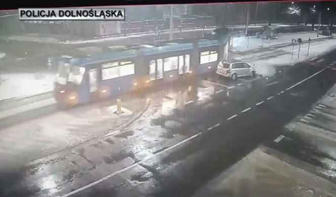 Wrocław. Pościg zakończy zderzeniem z tramwajem. 34-latek z bagażnika nie żyje [ZDJĘCIA].