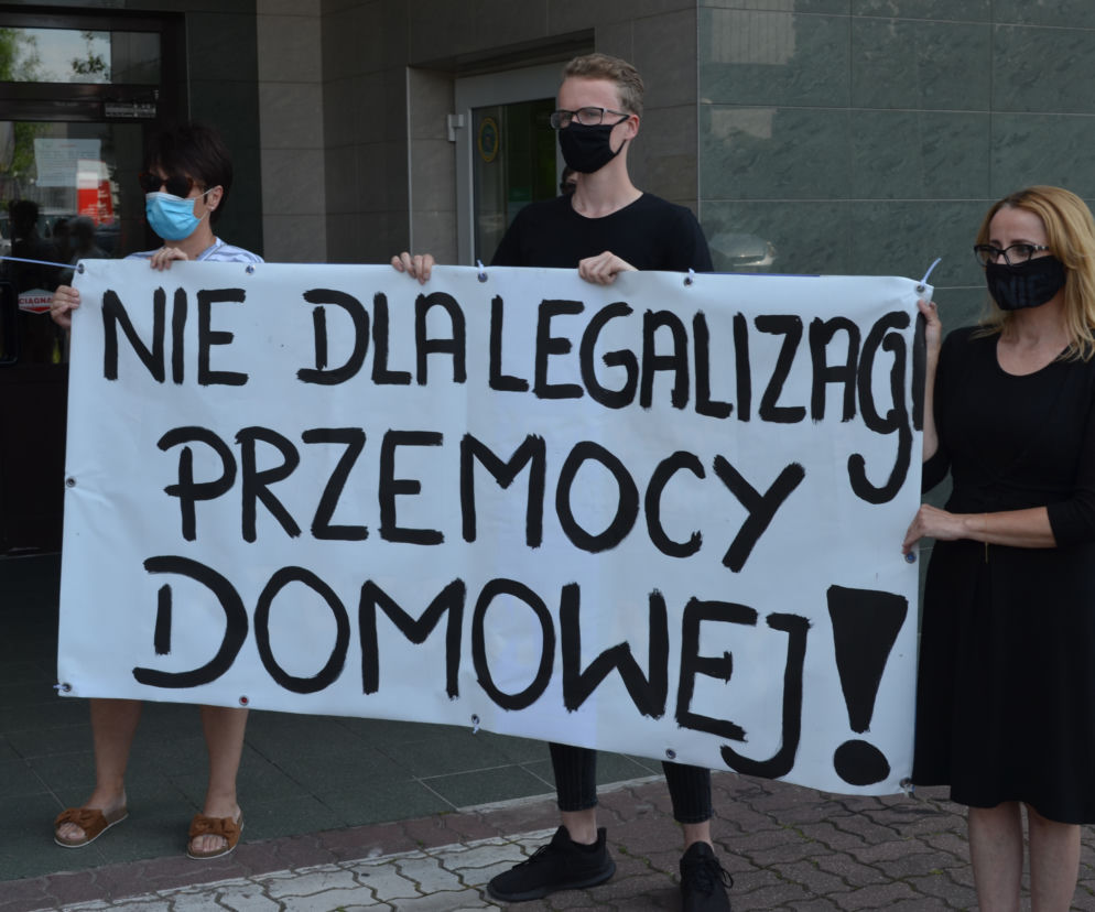 Protest przed biurem starachowickiego posła PiS