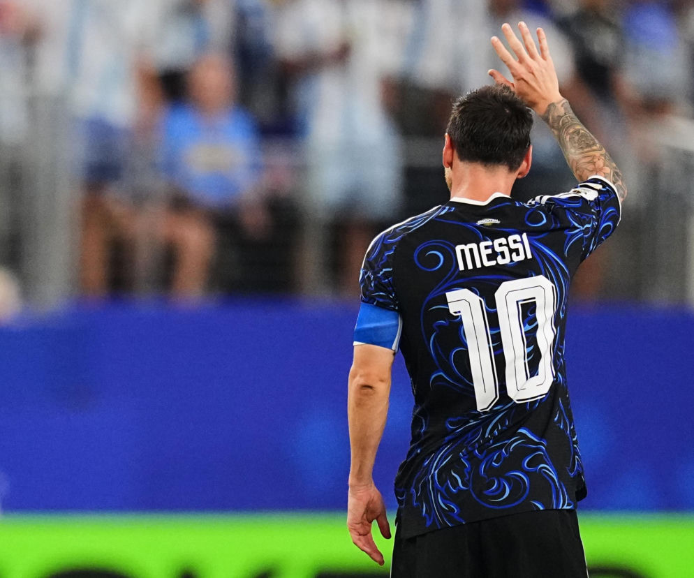 Leo Messi tyłem, macha ręką do kibiców. O meczu Argentyny na MŚ 2026 przeczytasz na SE Supersport.