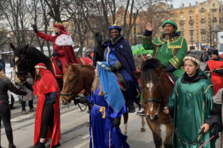 Orszak Trzech Króli 2026 w Katowicach przeszedł przez centrum. Na ulice wyszły tłumy mieszkańców