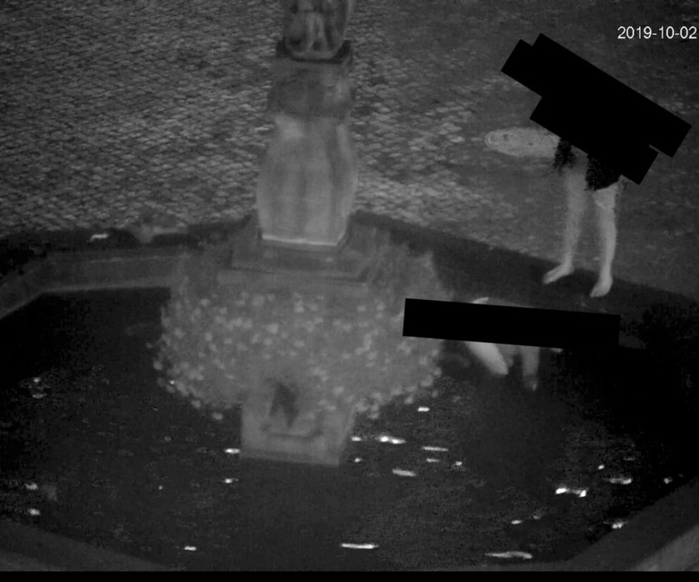 Cieszyn: Kąpiel w negliżu w fontannie na rynku