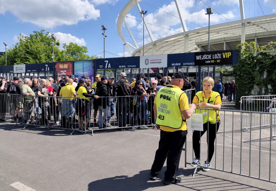 Długie kolejki i tłum fanów przed koncertem Metaliki