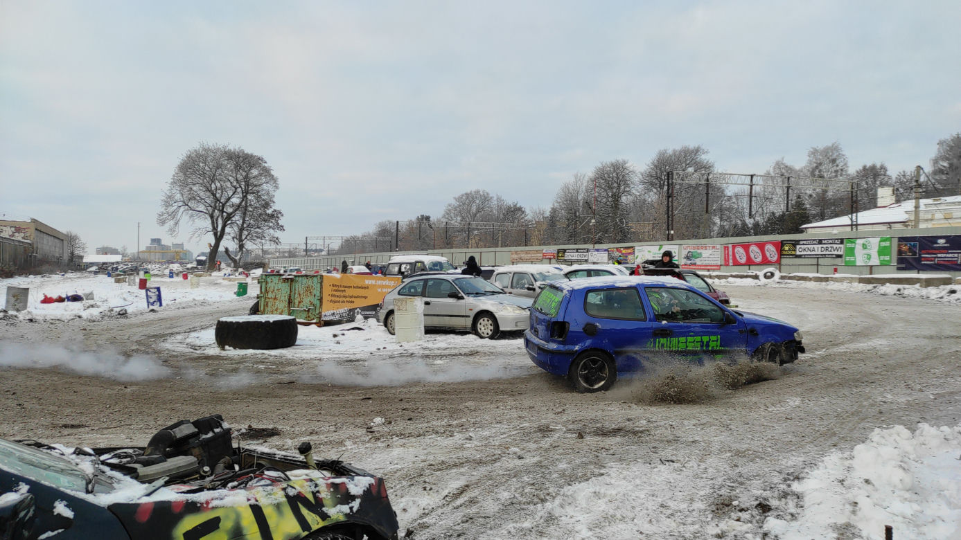 Białystok. Charytatywny Wrak Race Uniwerstal [18.12.2022]