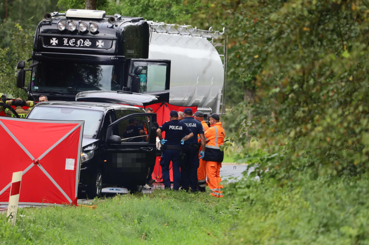 Samochód ciężarowy zderzył się z osobowym autem. Cztery osoby zginęły. Droga zablokowana