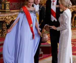 Królowa runęła na ziemię na oczach tłumu! Wszystko się nagrało