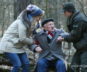 M jak miłość odc. 1140. Natalka (Marcjanna Lelek), leśniczy Franek (Piotr Nerlewski), Lucjan (Witold Pyrkosz)
