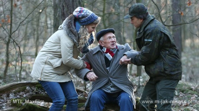 M jak miłość odc. 1140. Natalka (Marcjanna Lelek), leśniczy Franek (Piotr Nerlewski), Lucjan (Witold Pyrkosz)