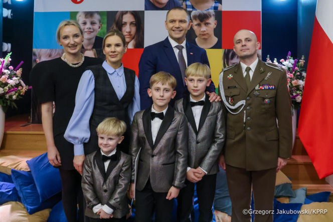 Marta Nawrocka w bufiastych rękawach