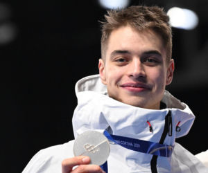 Panczenista Władimir Siemirunnij po biegu na 10 km, który dał mu srebrny medal olimpijski