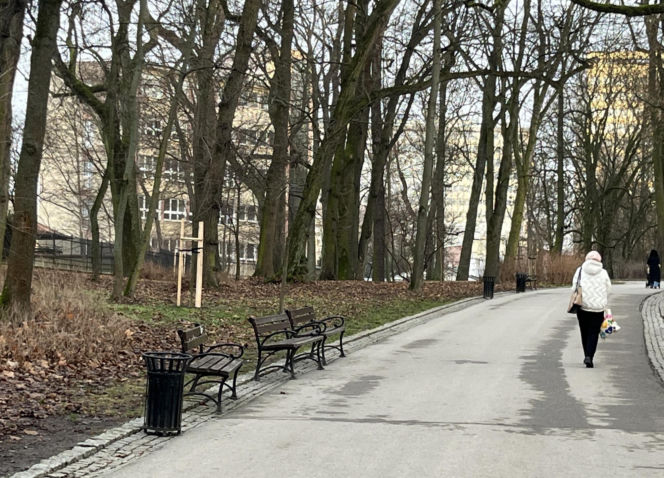 Napad w Lublinie. 17-latek w kominiarce zabrał niedopite piwo