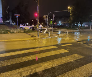 Woda zalała całą ulicę. Awaria wodociągowa na Bielanach