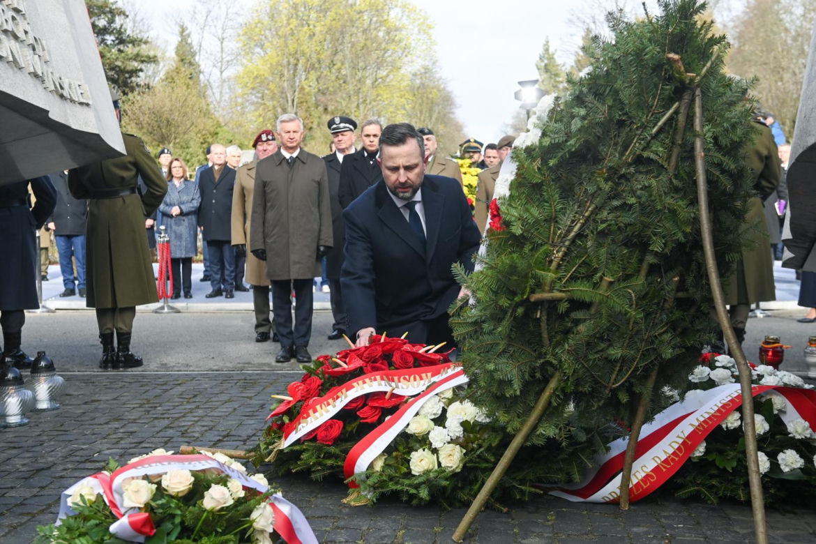 Wicepremier, minister obrony Władysław Kosiniak-Kamysz podczas uroczystości przed pomnikiem Ofiar Katastrofy Smoleńskiej na Cmentarzu Wojskowym na Powązkach
