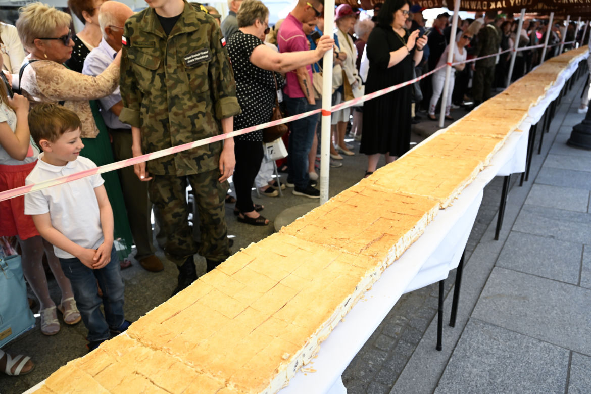 Gigantyczna kremówka w Rzeszowie gotowa. Porcji wystarczy dla każdego!