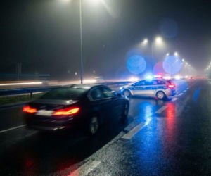 Policyjny pościg w Chełmży. Pijany kierowca próbował staranować policjantów