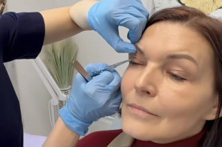 Ilona Felicjańska wycina sobie powieki