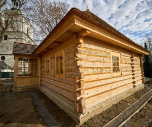 XVIII-wieczną chatę rozłożono na kawałki, odnowiono i ponownie złożono, jak z klocków