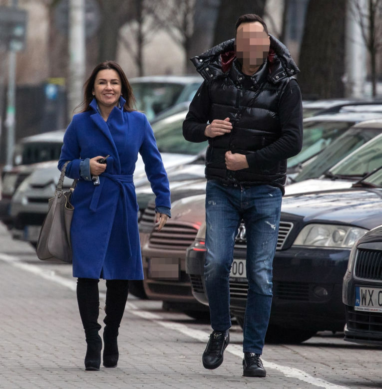Beata Tadla z partnerem trzymają się za ręce. 