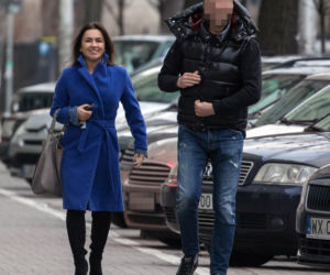 Beata Tadla z partnerem trzymają się za ręce. 