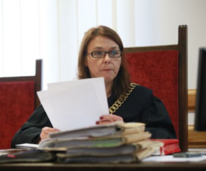 Sędzia obrzucona tortem! Na rozprawie dotyczącej Kiszczaka sędzia dostała tortem