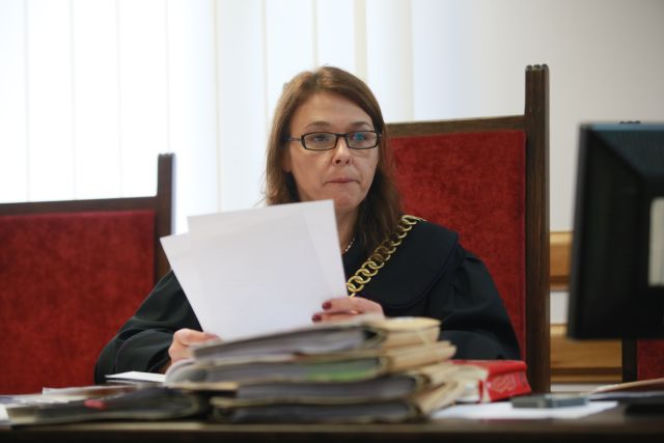 Sędzia obrzucona tortem! Na rozprawie dotyczącej Kiszczaka sędzia dostała tortem