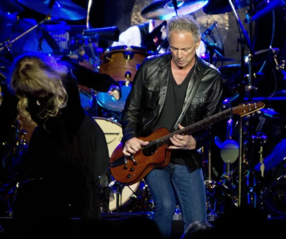 Kobieta, która zaatakowała i prześladuje Lindseya Buckinghama aresztowana! Postawiono jej kilkanaście zarzutów