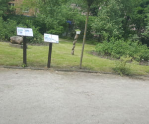 Półki bookcrossingowe w Ogrodzie Botanicznym UKW