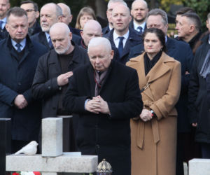 Uroczystości w rocznicę katastrofy smoleńskiej. Politycy PiS oddali hołd ofiarom