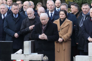 Uroczystości w rocznicę katastrofy smoleńskiej. Politycy PiS oddali hołd ofiarom