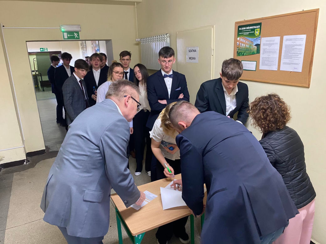Matura 2023. Maturzyści podczas matury w LO VII w Zielonej Górze
