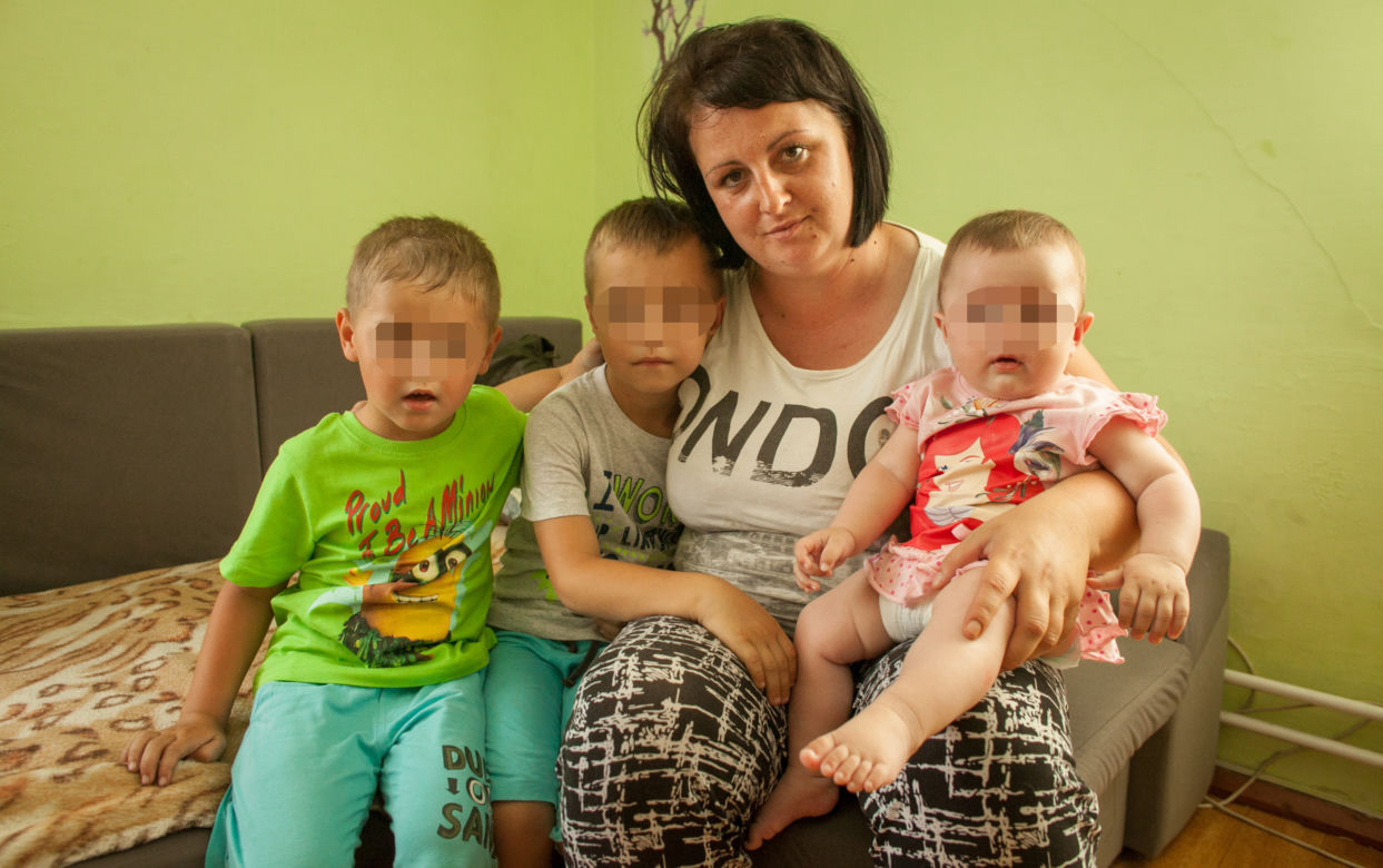 Ojciec zwyrol skuwał synka łańcuchem