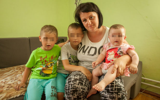Ojciec zwyrol skuwał synka łańcuchem