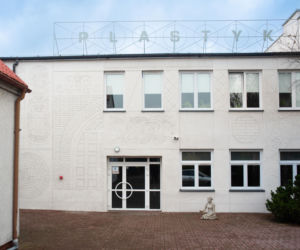 Liceum Sztuk Plastycznych w Słupsku ozdobił rysunek wycięty w kleju