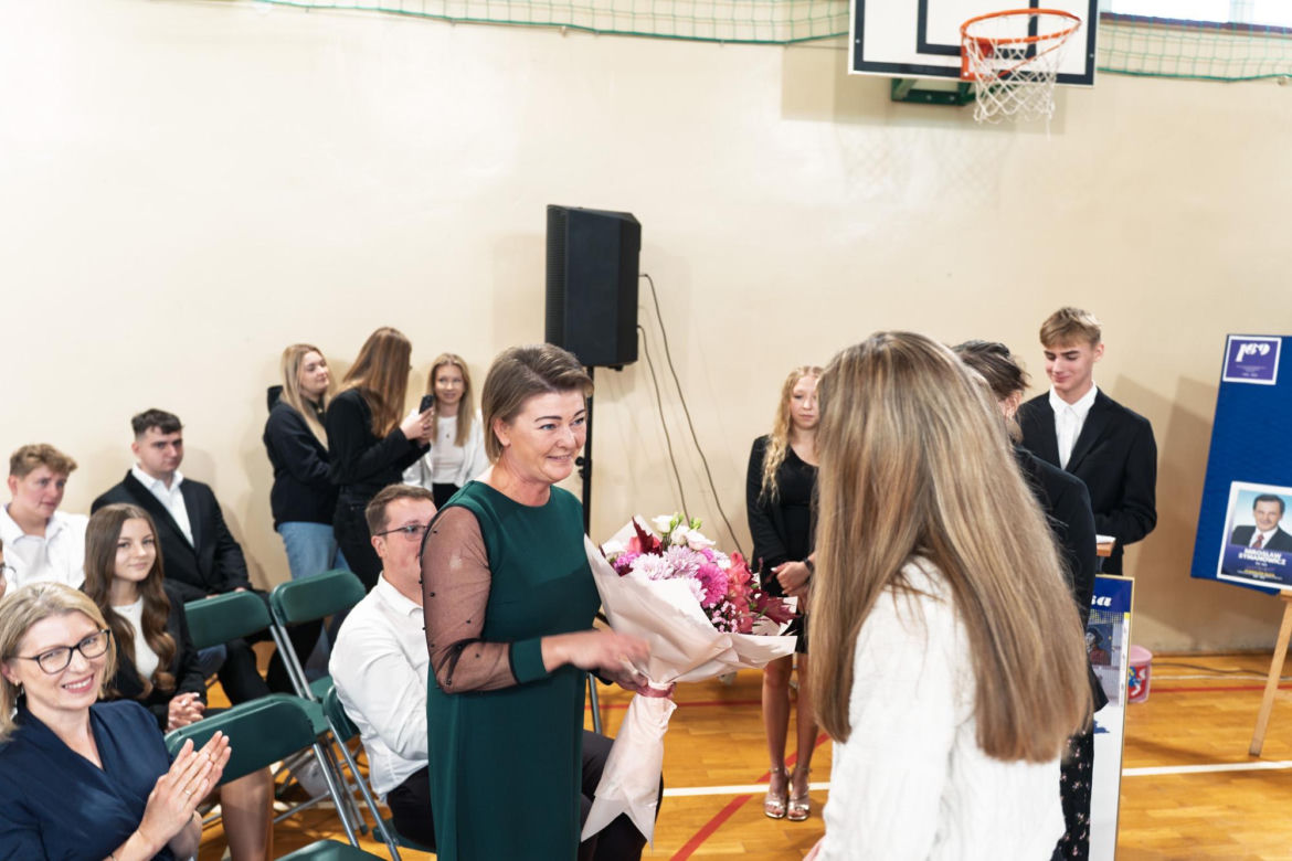 100 par tańczy poloneza na 100-lecie siedleckiego Ekonomika